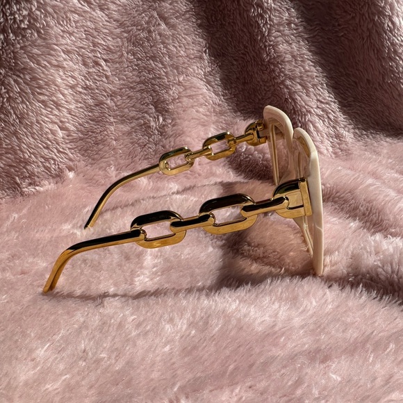 🤍 Vanilla Latte Sunglasses – Cream Luxe Chainlink Glam - Picture 2 of 4